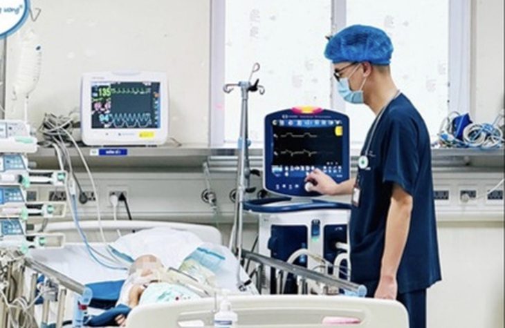 Bệnh nhi đang trong tình trạng nguy kịch sau khi khởi phát bệnh dại - Ảnh: Bệnh viện cung cấp Bệnh nhi đang trong tình trạng nguy kịch sau khi khởi phát bệnh dại - Ảnh: Bệnh viện cung cấp