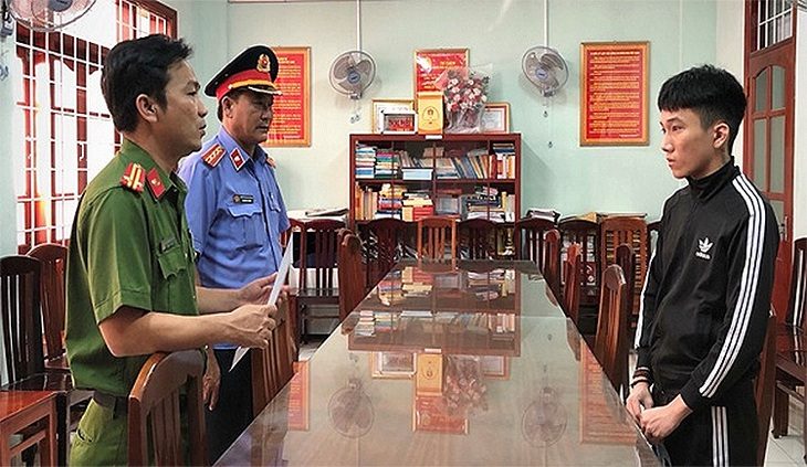 Bị bắt vì lừa 2 người sang Campuchia làm việc nhẹ lương cao để nhận thù lao 100 USD/người - Ảnh 1. Bị bắt vì lừa 2 người sang Campuchia làm việc nhẹ lương cao để nhận thù lao 100 USD/người - Ảnh 1.