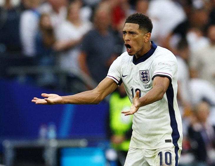 Bellingham có thể bị cấm đá tứ kết Euro 2024 vì pha ăn mừng trước Slovakia- Ảnh 1. Jude Bellingham đối mặt nguy cơ bị cấm thi đấu tứ kết Euro 2024 - Ảnh: REUTERS