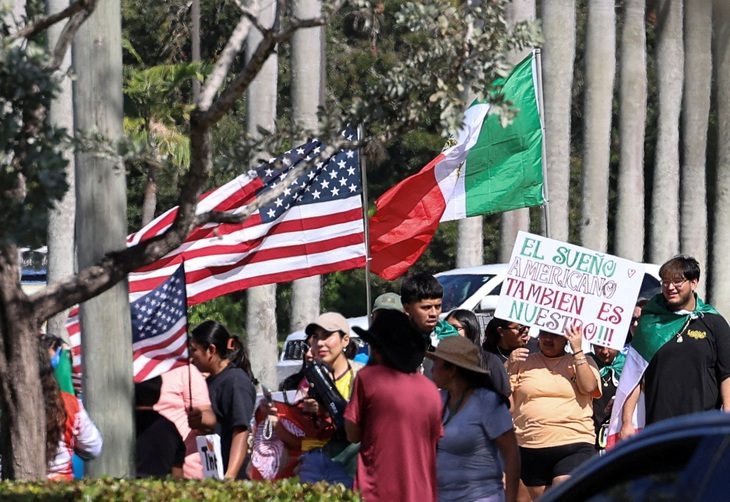 2025-02-08t193829z82873489rc2hqcasq5o3rtrmadp3usa-trump-migration-protest-17392523403501218249805 Ông Trump trục xuất hàng loạt, doanh nghiệp Mỹ sợ mất nhân công - Ảnh 1.