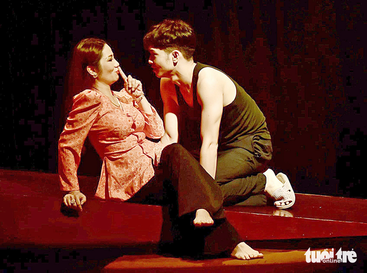 Ai cũng có ngọn lửa trong lòng - Ảnh 1. Nghệ sĩ Ngọc Duyên (bìa trái, vai Vàng) và Bảo Kun (vai Dũng) trong Bến lửa lòng - Ảnh: T.T.D.