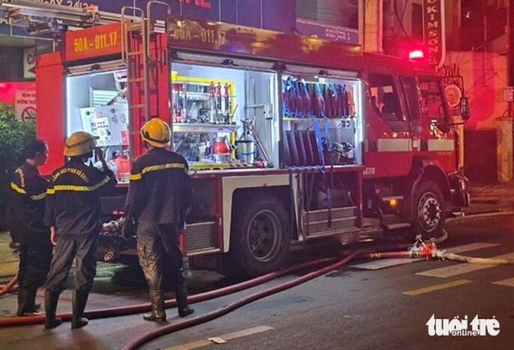 Lực lượng PCCC có mặt tại hiện trường - Ảnh: L.H.