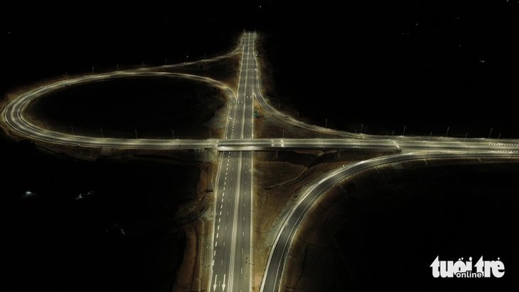 Cao tốc Cam Lâm - Vĩnh Hảo thông tuyến ngày 26-4 và chưa thu phí- Ảnh 1. Từ 7h sáng 26-4, cao tốc Cam Lâm - Vĩnh Hảo chính thức cho xe lưu thông trên tuyến - Ảnh: DUY NGỌC