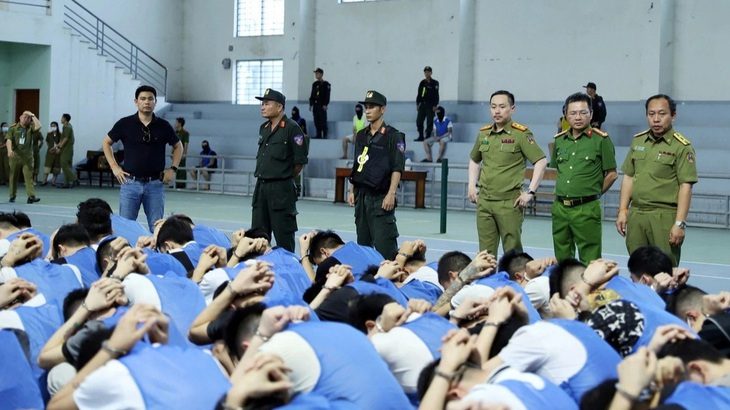Bẫy lừa việc nhẹ lương cao hại đồng bào là hành vi đáng lên án- Ảnh 1. Các nghi phạm hoạt động lừa đảo bị Công an tỉnh Hà Tĩnh phối hợp với Công an Lào bắt giữ - Ảnh: CACC