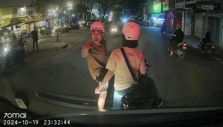 base64-17294907765721279588132 Chặn xe cấp cứu đang làm nhiệm vụ là 'hành vi coi thường mạng sống người khác' - Ảnh 1.