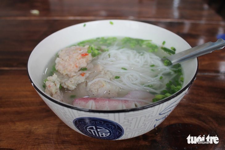 base64-17315393314811408148318 Bún quậy Phú Quốc, 1 tô 90 nghìn mà vừa nhạt vừa tanh? - Ảnh 1.