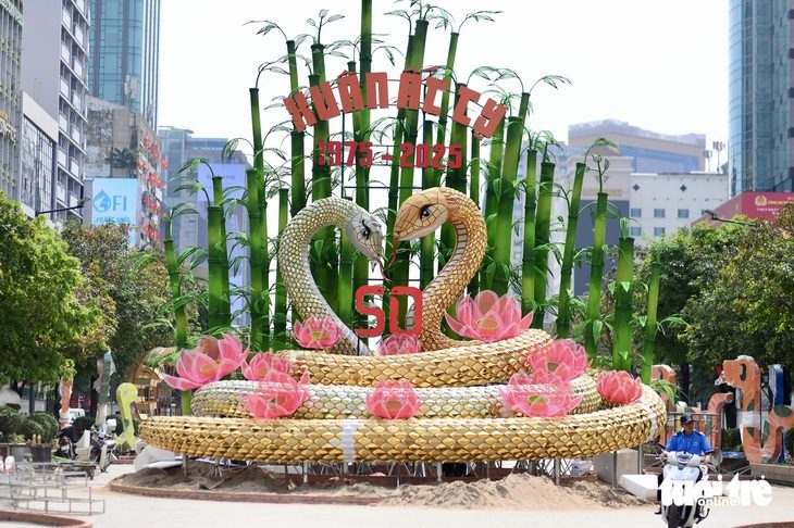 base64-17374294432481643197230 Tranh cãi cặp đôi Tỵ trên đường hoa Nguyễn Huệ - Ảnh 1.