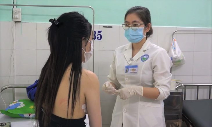 Nhiều cá nhân đặt lịch hẹn qua điện thoại, dắt khách đến khách sạn thẩm mỹ - Ảnh 1. Một bệnh nhân bị tai biến nghiêm trọng sau khi tiêm filler vùng ngực do một "tay ngang" làm đẹp trên mạng - Ảnh: Bệnh viện cung cấp