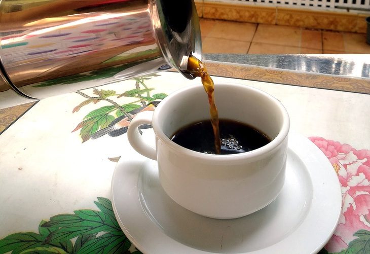 Cà phê là một thức uống rộng rãi, ai cũng có thể uống nhưng không quá lạm dụng khi dùng bởi sẽ gây tổn hại cho sức khỏe - Ảnh: THANH ĐẠM Cà phê là một thức uống rộng rãi, ai cũng có thể uống nhưng không quá lạm dụng khi dùng bởi sẽ gây tổn hại cho sức khỏe - Ảnh: THANH ĐẠM