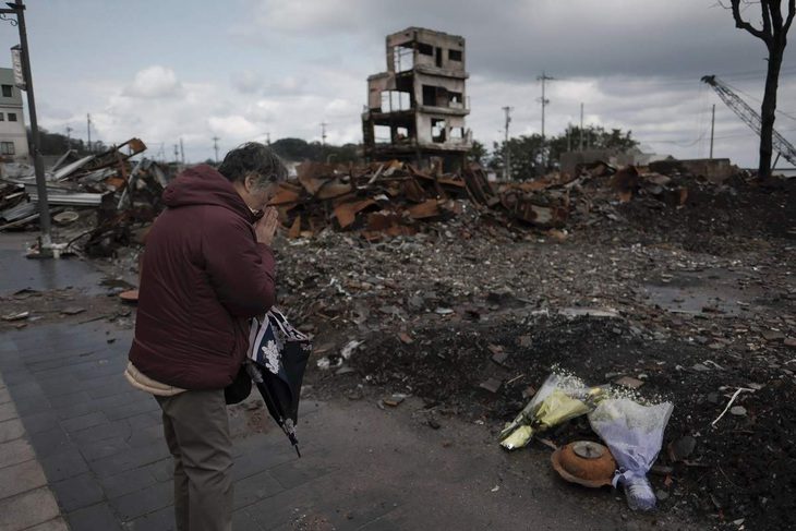 The Yomiuri Shimbun A person prays for the victims on the Wajima Morning Market Street in Wajima, Ishikawa Prefecture, on Friday, which marked two months since the Jan. 1 Noto Peninsula Earthquake. Người dân đặt hoa tưởng nhớ nạn nhân trận động đất ngày 1-1 ở khu chợ sáng Wajima tại Wajima, tỉnh Ishikawa, hôm 1-3 - Ảnh: The Yomiuri Shimbun