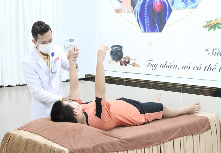 Bé trai 13 tuổi bị đột quỵ được phục hồi 80% chức năng - Ảnh 1. Bệnh nhi T.N.M.C. đã được phục hồi 80% chức năng sau sáu tuần điều trị - Ảnh: Bệnh viện cung cấp