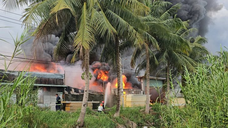 Cháy xưởng mút xốp ở huyện Bình Chánh, nhiều tài sản bị thiêu rụi- Ảnh 1. Hiện trường vụ cháy xảy ra chiều nay - Ảnh: A.X.