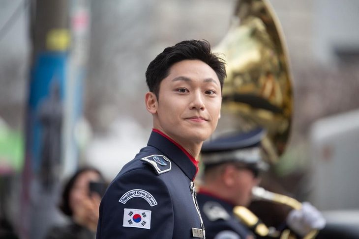 Lee Do Hyun nhận được nhiều sự chú ý hơn khi hoạt động quân ngũ - Ảnh: Soompi Các ngôi sao Hàn Quốc không còn trốn nghĩa vụ quân sự- Ảnh 1.