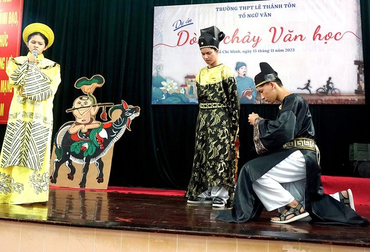 Đổi mới việc kiểm tra, đánh giá phải diễn ra song song với đổi mới phương pháp dạy và học. Trong ảnh: học sinh lớp 10A13 Trường THPT Lê Thánh Tôn (Q.7, TP.HCM) diễn trích đoạn kịch vở “Lệ Chi Viên” - một sản phẩm trong dự án dạy học phát triển năng lực “Dòng chảy văn học” - Ảnh: Trần Huy