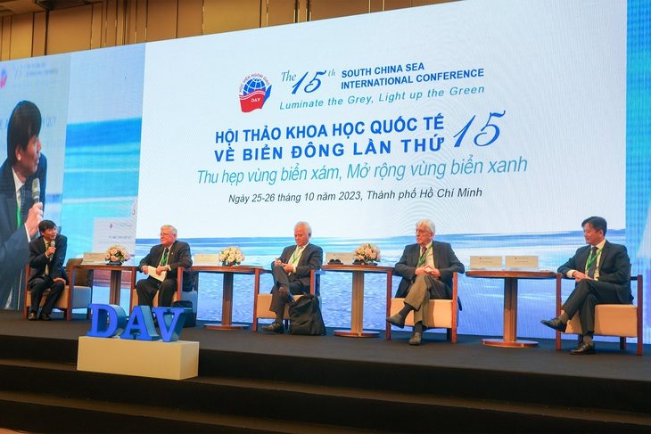 Các chuyên gia trong phiên thảo luận sáng ngày 25-10 tại hội thảo Khoa học Quốc tế về Biển Đông lần thứ 15 ở TP.HCM - Ảnh: HỮU HẠNH Các chuyên gia trong phiên thảo luận sáng 25-10 tại Hội thảo khoa học quốc tế về Biển Đông lần thứ 15 ở TP.HCM - Ảnh: HỮU HẠNH