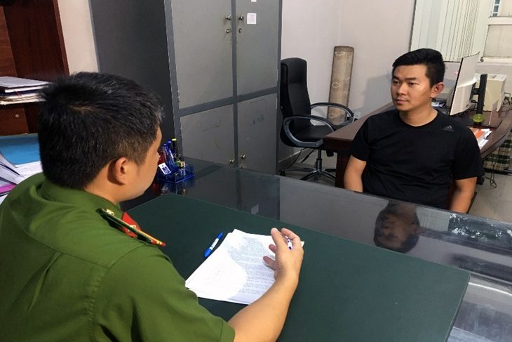 Bắt ông chủ đứng sau doanh nghiệp vẽ dự án ma, 'lùa' khách từ TP.HCM về Đồng Nai mua đất - Ảnh 1. Huỳnh Hữu Tường tại cơ quan công an - Ảnh: Công an cung cấp