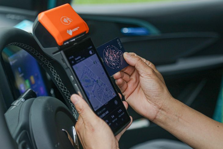 Thay vì thanh toán bằng tiền mật, người đi xe điện GSM có thể thanh toán tiền dịch vụ bằng thẻ ATM - Ảnh: HÀ QUÂN Ảnh minh họa: HÀ QUÂN