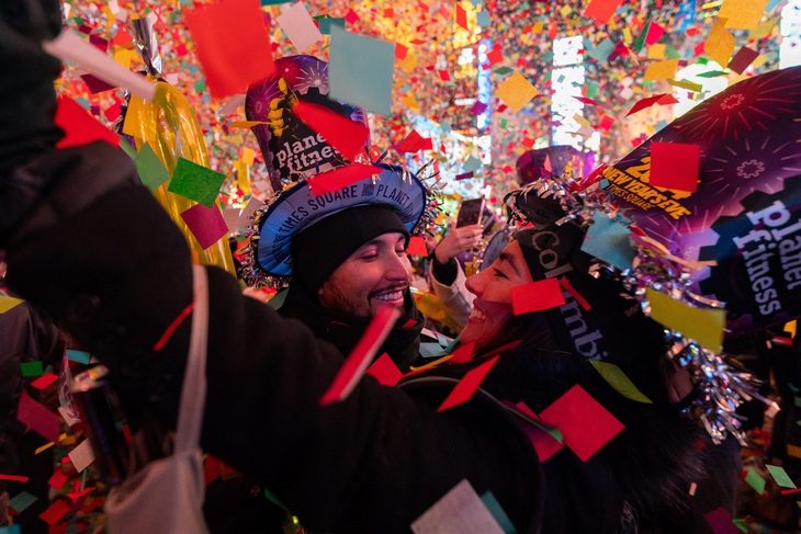 Người dân Mỹ đón mừng năm 2024 tại quảng trường Thời Đại ở New York ngày 1-1 - Ảnh: AFP Người dân Mỹ đón mừng năm 2024 tại quảng trường Thời Đại ở New York ngày 1-1 - Ảnh: AFP