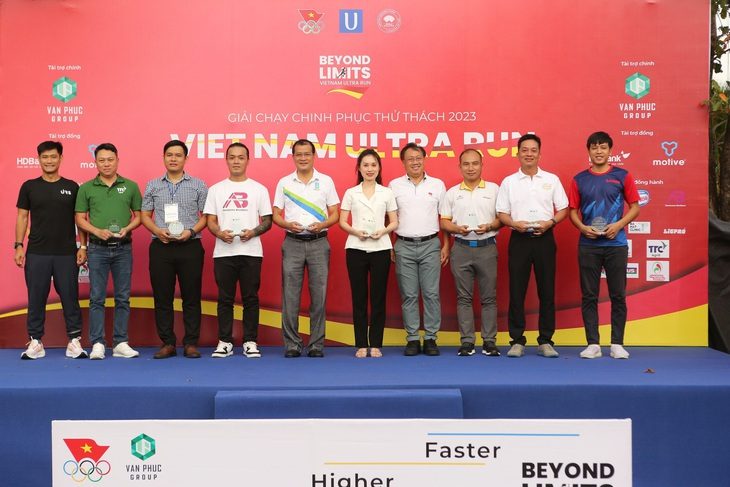 Chạy 100km xuyên đêm tại TP.HCM- Ảnh 1. Ban tổ chức chụp hình lưu niệm ở buổi khai mạc cuộc chạy siêu khủng 60km và 100km - Ảnh: MINH ĐẶNG