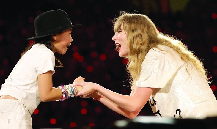 Nữ sinh Singapore Giselle Heng, 11 tuổi, được Taylor Swift bắt tay và tặng mũ trong đêm diễn mở màn ngày 2-3. Ảnh: Vicky Chang Nữ sinh Singapore Giselle Heng, 11 tuổi, được Taylor Swift bắt tay và tặng mũ trong đêm diễn mở màn The Eras Tour ngày 2-3 - Ảnh: Vicky Chang