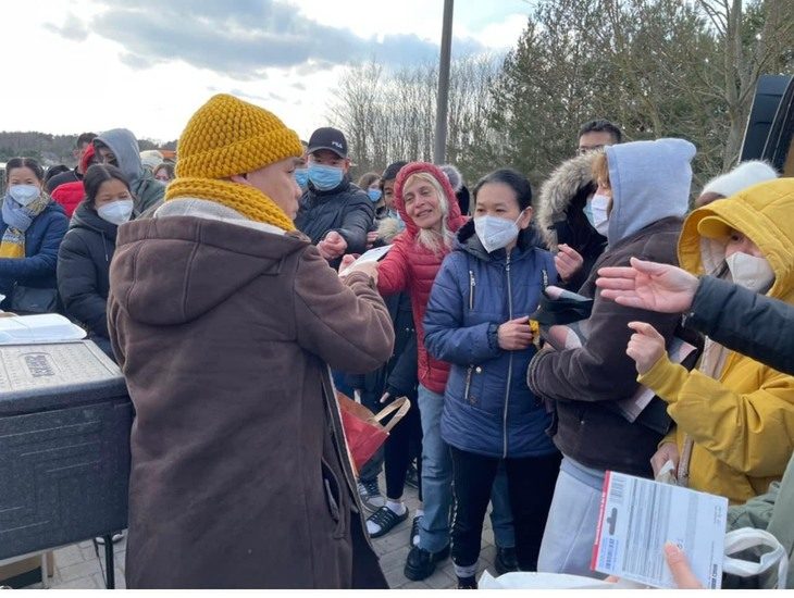 Một thành viên trong đoàn thiện nguyện đi cùng chị Phan Mỹ Hà phát đồ cứu trợ cho bà con người Việt từ Ukraine sang Đức lánh nạn khi chiến tranh xảy ra đầu năm 2022 - Ảnh: NVCC Tết cổ truyền