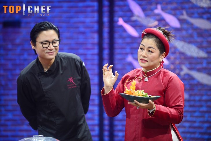 Chiếc gỏi cuốn dài hơn 3 mét xuất hiện tại Top Chef Việt Nam - Ảnh 1. Nghệ nhân Phan Tôn Tịnh Hải là giám khảo khách mời tập 6