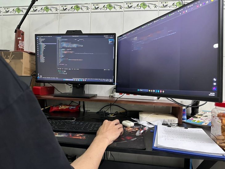 'Chân trong, chân ngoài' để tăng thu nhập, 2h sáng còn email trả lời khách- Ảnh 1. Ngành IT có thu nhập cao so với mặt bằng chung, nhưng tuổi nghề ngắn. Một số bạn trẻ chọn làm thêm việc để có thêm tiền và kinh nghiệm - Ảnh: MÂY TRẮNG