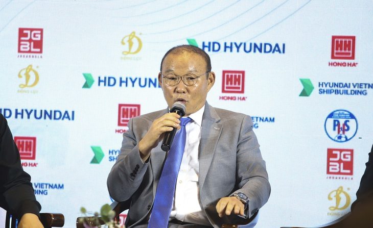 Ra mắt học viện, HLV Park Hang Seo cam kết phát triển cả bóng đá nam và nữ - Ảnh 1. HLV Park Hang Seo trong buổi ra mắt học viện bóng đá mang tên mình - Ảnh: ĐỨC KHUÊ
