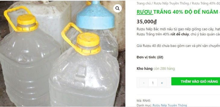 Một số loại rượu được rao bán tại khu chợ truyền thống không có nguồn gốc, xuất xứ, nhãn hiệu đảm bảo an toàn - Ảnh: NGỌC NHI Một số loại rượu được rao bán tại khu chợ truyền thống không có nguồn gốc, xuất xứ, nhãn hiệu đảm bảo an toàn - Ảnh: NGỌC NHI