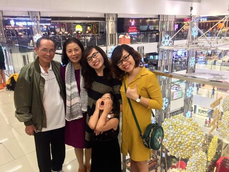 Chỉ cần nhắm mắt lại thôi, thước phim về Tết cháy phập phùng - Ảnh 1. Chỉ cần nhắm mắt lại thôi, thước phim về Tết cháy phập phùng - Ảnh 1.