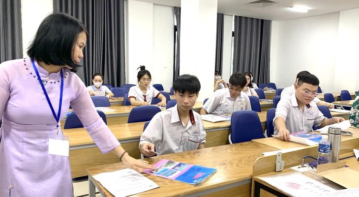 Thí sinh tham dự kỳ thi đánh giá năng lực năm 2023 do Đại học Quốc gia TP.HCM tổ chức - Ảnh: TRẦN HUỲNH