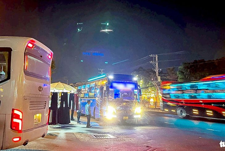 Ngược về hướng quốc lộ 13 (đi bến xe Miền Đông cũ, quận Bình Thạnh), vào khoảng 18h đến 22h, các xe khách chạy tuyến Tây Nguyên tấp nập đón trả khách