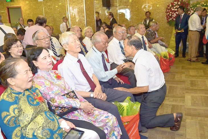 Đạo Thầy Trò - Kỳ 1: Người trò 73 tuổi quỳ gối vấn an thầy- Ảnh 1. Học trò Nguyễn Thiện Tống quỳ gối vấn an thầy Nguyễn Duy Khác - Ảnh: ÁI HỮU HÀM NGHI - Huế