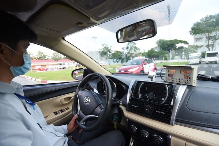 Thi thực hành trên sa hình tại Trung tâm đào tạo và sát hạch lái xe Thành Công, huyện Nhà Bè, TP.HCM - Ảnh: QUANG ĐỊNH Thi thực hành trên sa hình tại Trung tâm đào tạo và sát hạch lái xe Thành Công, huyện Nhà Bè, TP.HCM - Ảnh minh họa: QUANG ĐỊNH