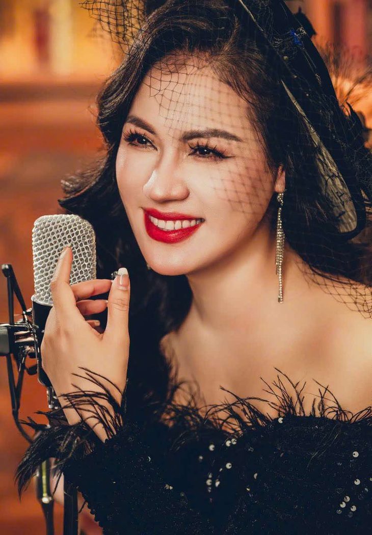 Đặt tên live show là Giai nhân, ca sĩ phải đẹp lắm? - Ảnh 3. Đặt tên live show là Giai nhân, ca sĩ phải đẹp lắm? - Ảnh 2.