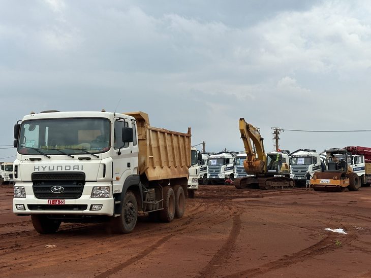 Xe tải nhộn nhịp ở công trình xây dựng nhà ga hành khách sân bay Long Thành - Ảnh: CÔNG TRUNG
