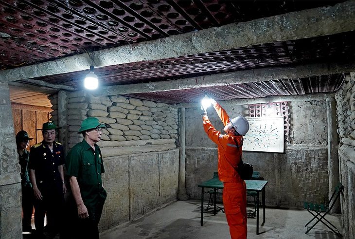 Đảm bảo điện cho chuỗi sự kiện Kỷ niệm 70 năm chiến thắng Điện Biên Phủ- Ảnh 1. Nhân viên kiểm tra điện