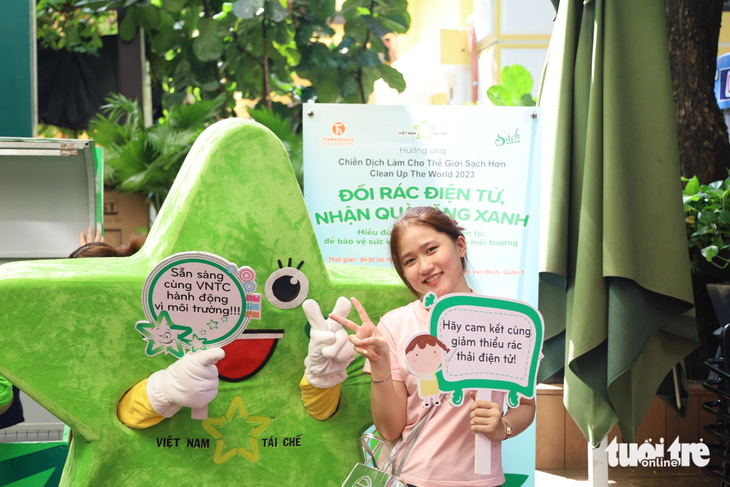 Đến đường sách TP.HCM đổi rác điện tử cũ lấy quà thân thiện môi trường - Ảnh 1. Thông điệp tại chương trình đổi rác điện tử lấy quà thân thiện môi trường - Ảnh: NGỌC NHI