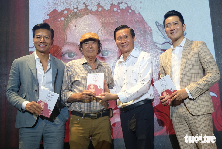 Các nghệ sĩ chúc mừng Vũ Thành Vinh ra mắt sách mới. Từ trái qua: Diễn viên Hiếu Nguyễn, đạo diễn Đào Bá Sơn, đạo diễn Vũ Thành Vinh và ca sĩ Nguyễn Phi Hùng - Ảnh: LINH ĐOAN Các nghệ sĩ chúc mừng Vũ Thành Vinh ra mắt sách mới chiều 26-9. Từ trái qua: Diễn viên Hiếu Nguyễn, đạo diễn Đào Bá Sơn, đạo diễn Vũ Thành Vinh và ca sĩ Nguyễn Phi Hùng - Ảnh: LINH ĐOAN