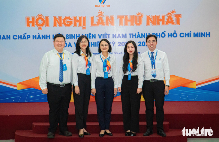 Chị Trần Thu Hà tái đắc cử chủ tịch Hội Sinh viên Việt Nam TP.HCM - Ảnh 1. Từ trái qua, các anh chị: Phan Tấn Anh, Nguyễn Minh Uyên, Trần Thu Hà, Trần Thị Kiều Anh và Nguyễn Tất Toàn - Ảnh: HSV
