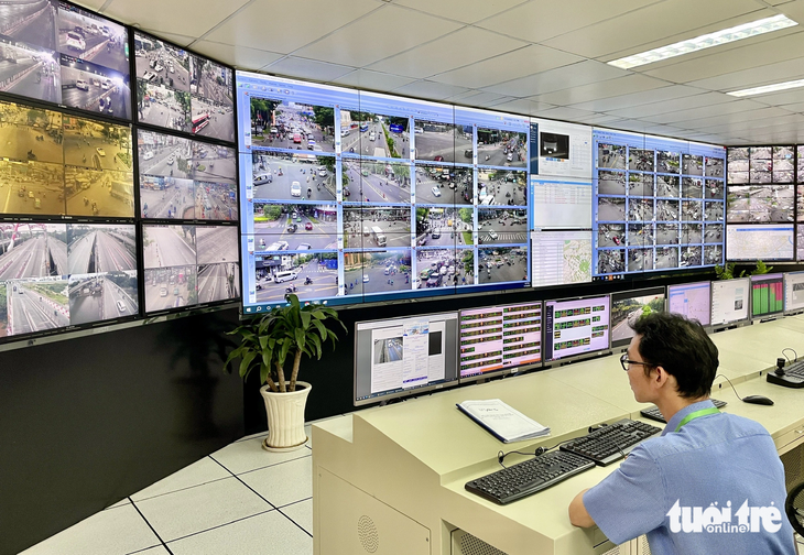 Công bố dữ liệu quan trắc giao thông, lộ diện con đường quá tải nhất TP.HCM- Ảnh 1. Khu vực vận hành camera giám sát giao thông của Trung tâm Quản lý điều hành giao thông đô thị TP.HCM - Ảnh: CHÂU TUẤN