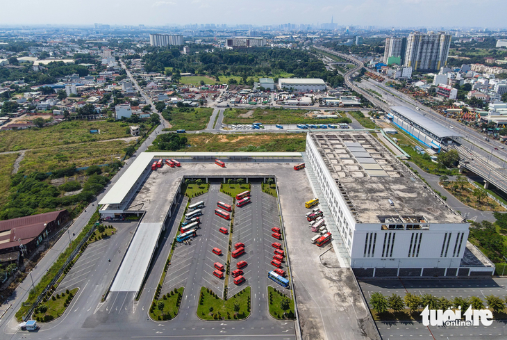 13 đơn vị vận tải bị đình chỉ vì không hoạt động tuyến cố định liên tỉnh đi và đến bến xe Miền Đông mới trong 60 ngày. Trong ảnh là toàn cảnh bến xe Miền Đông mới (TP Thủ Đức) - Ảnh: CHÂU TUẤN