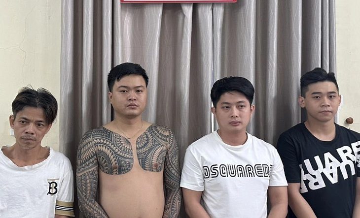Công an TP.HCM bắt 'đại ca' quận 6 chuyên đòi nợ kiểu tạt sơn, mắm tôm- Ảnh 1. Nhóm do Hồng Long (thứ hai từ phải qua) cầm đầu bị tạm giữ - Ảnh: Công an cung cấp