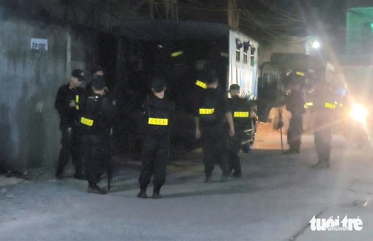 Công an xuyên đêm khoanh vùng, truy lùng thủ phạm giết người ở Hóc Môn- Ảnh 1. Lực lượng cảnh sát cơ động được triển khai truy tìm thủ phạm - Ảnh: NGỌC KHẢI