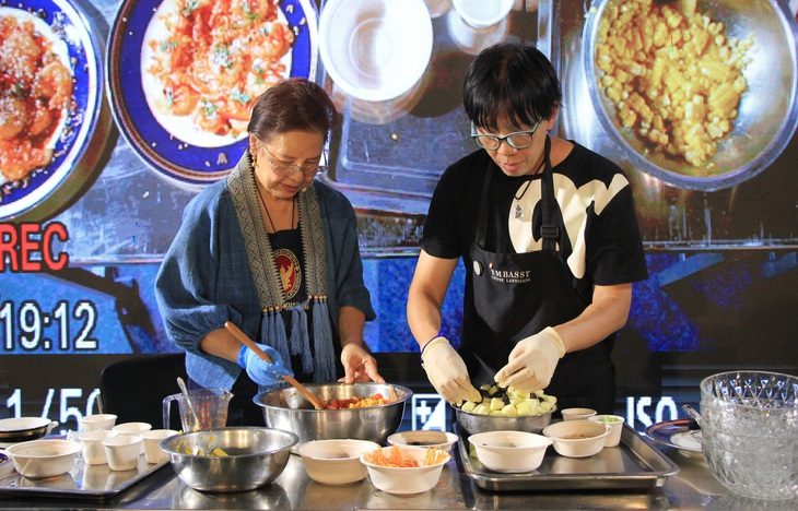 Chuyên gia ẩm thực Toroong Jarungidanan (trái) thị phạm cách làm salad với nước sốt kiểu Thái - Ảnh: NGỌC ĐÔNG Chuyên gia ẩm thực Toroong Jarungidanan (trái) thị phạm cách làm salad với nước sốt kiểu Thái - Ảnh: NGỌC ĐÔNG