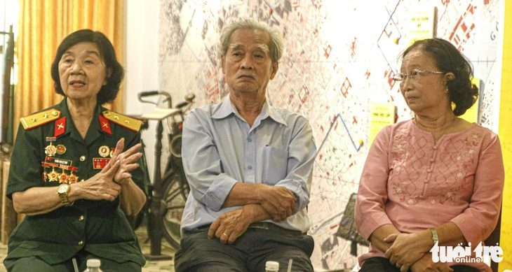 Từ trái qua: Giao liên Trần Thị Yến Ngọc (Thu Bà Điểm), "Quận trưởng" Lâm Quốc Dũng (Dũng râu), thư ký Nguyễn Thị Phương nhớ lại quá trình chiến đấu của mình tại Quân khu Sài Gòn - Gia Định - Ảnh: HỒ LAM