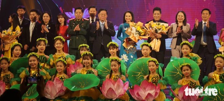 Trưởng ban Tuyên giáo Trung ương Nguyễn Trọng Nghĩa và Phó Chủ tịch nước Võ Thị Ánh Xuân tặng hoa chúc mừng các nghệ sĩ và ban tổ chức - Ảnh: T.ĐIỂU Trưởng Ban Tuyên giáo Trung ương Nguyễn Trọng Nghĩa và Phó chủ tịch nước Võ Thị Ánh Xuân tặng hoa chúc mừng các nghệ sĩ và ban tổ chức - Ảnh: T.ĐIỂU