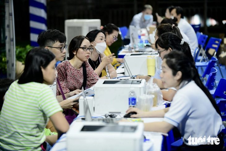 Đề xuất nghỉ 5 ngày dịp lễ 30-4: Doanh nghiệp du lịch có kịp trở tay?- Ảnh 1. Du khách chọn mua tour tại Ngày hội Du lịch TP.HCM diễn ra ở công viên 23-9, Q.1, TP.HCM từ ngày 4 đến 7-4 - Ảnh: QUANG ĐỊNH