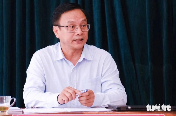 Đề văn trích sai 'lúa gạo, vàng trắng': Lỗi sai chiếm 5% tổng điểm bài thi, không tổ chức thi lại- Ảnh 1. Ông Nguyễn Văn Long - phó giám đốc Sở Giáo dục và Đào tạo tỉnh Gia Lai - trao đổi về nội dung đề thi văn vào lớp 10 trường chuyên có sai sót - Ảnh: TẤN LỰC