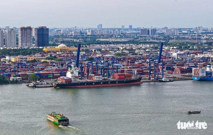 Chưa có căn cứ cà phê, hồ tiêu bị rút ruột tại cảng Cát Lái, đề nghị công an vào cuộc- Ảnh 1. Khu vực cảng Cát Lái ở TP Thủ Đức, sát bờ sông Sài Gòn, phía bên kia là tỉnh Đồng Nai - Ảnh: CHÂU TUẤN